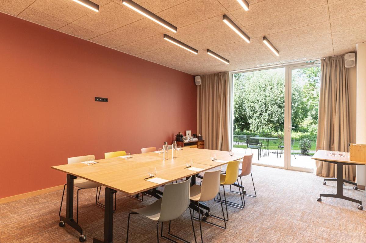 Coin salon dans l'établissement voco Beaune , Cité des Vins by IHG