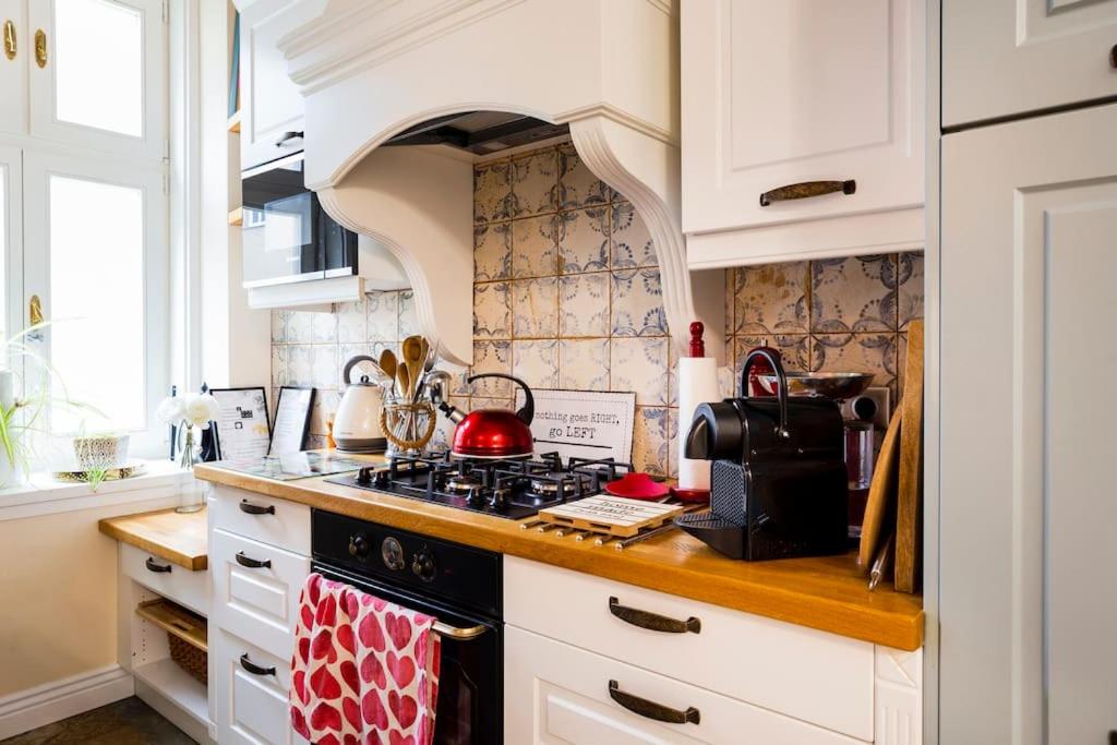 ROOMS in a Luxury designer period apartment in Old Town by presidential palace - Housity