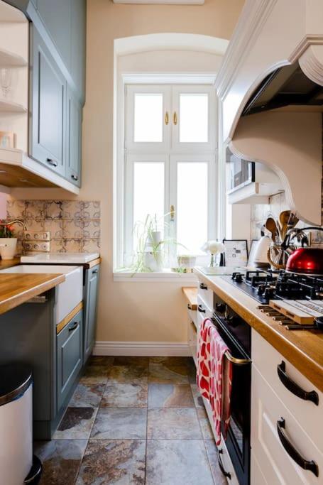 ROOMS in a Luxury designer period apartment in Old Town by presidential palace - Housity