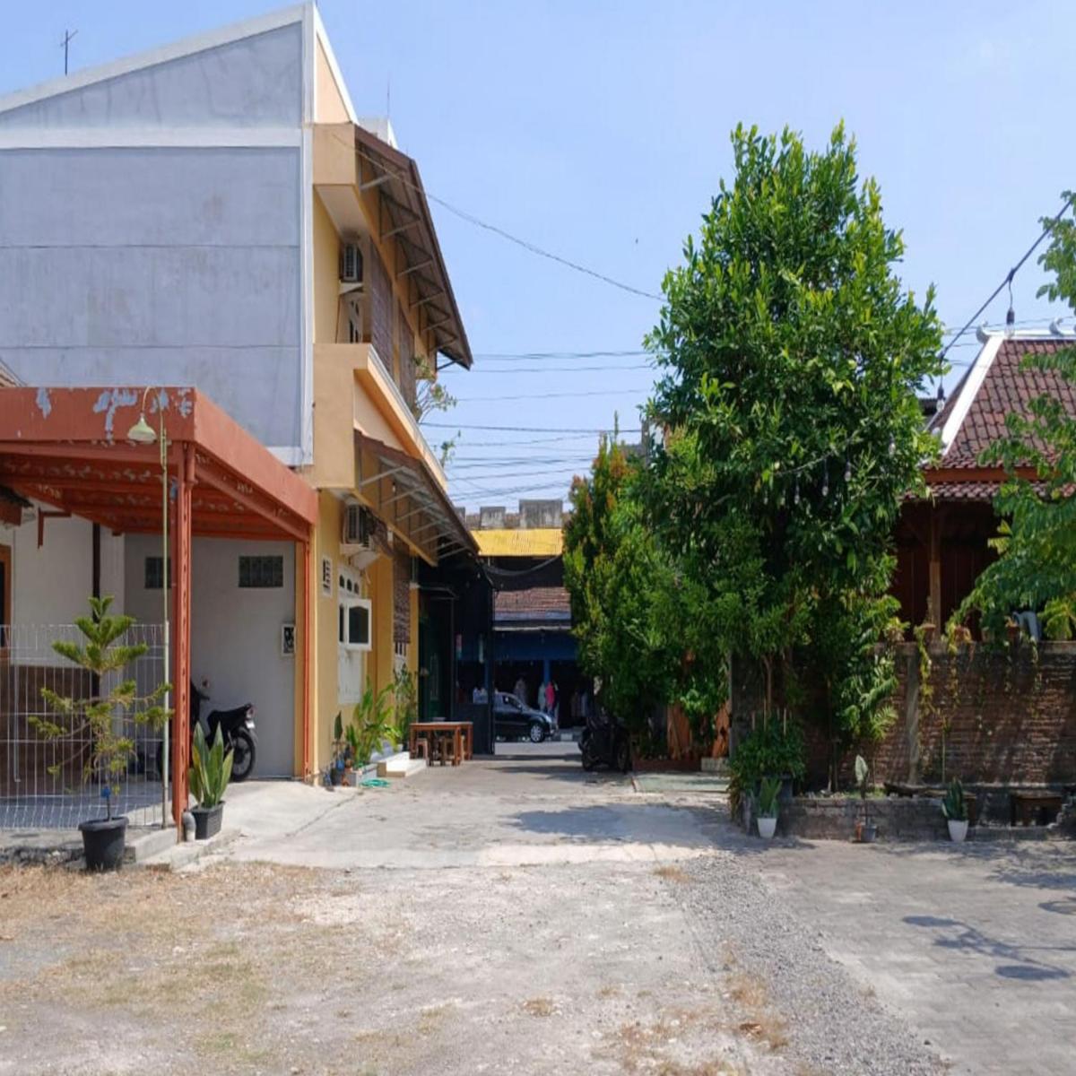 Kenewae Living Near Alun-alun Wonosari Mitra RedDoorz - Housity