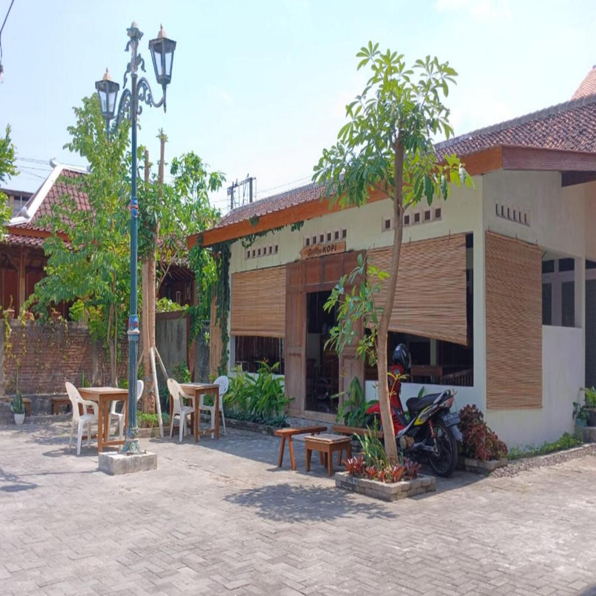 Kenewae Living Near Alun-alun Wonosari Mitra RedDoorz - Housity