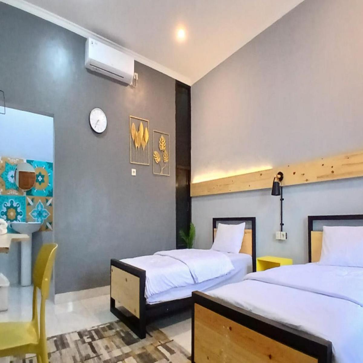 Kenewae Living Near Alun-alun Wonosari Mitra RedDoorz - Hizvo