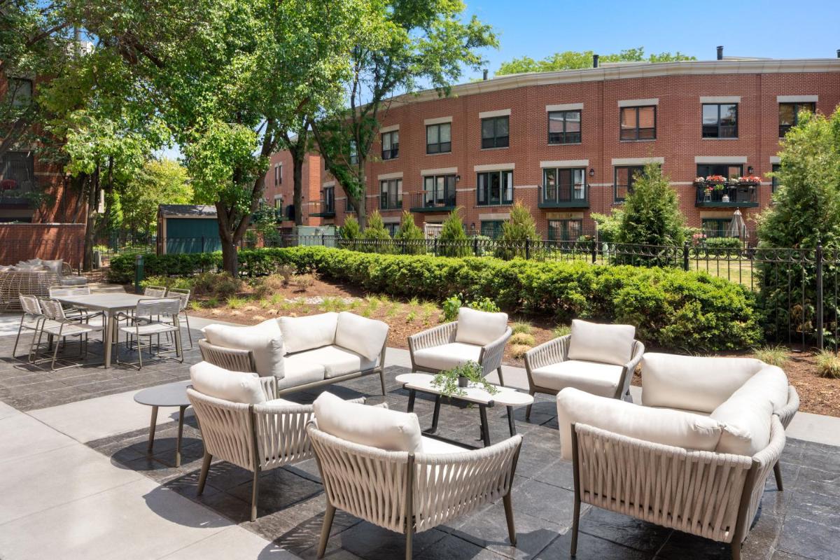 Courtyard by Marriott Chicago at Medical District-UIC - Housity
