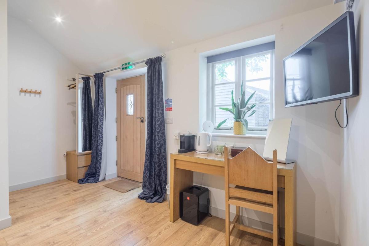 King Deluxe Ensuite with Courtyard View - Hawking - Housity
