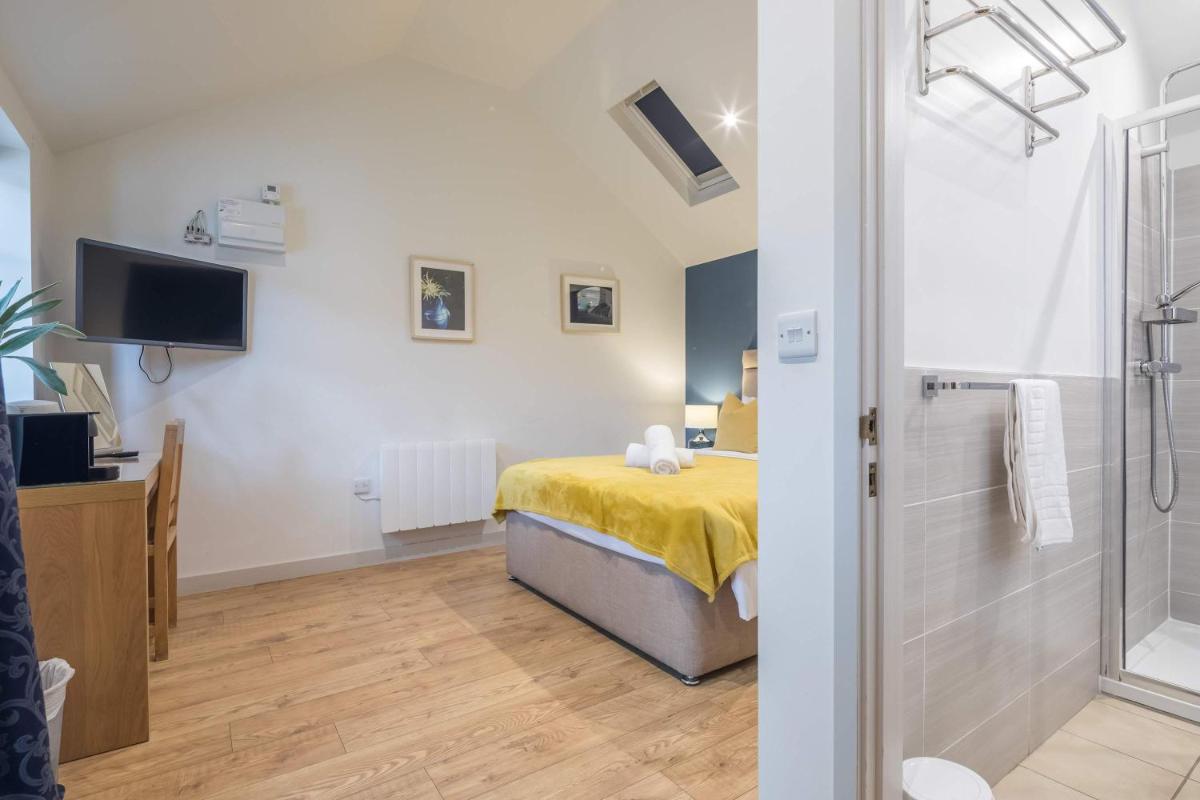 King Deluxe Ensuite with Courtyard View - Hawking - Housity