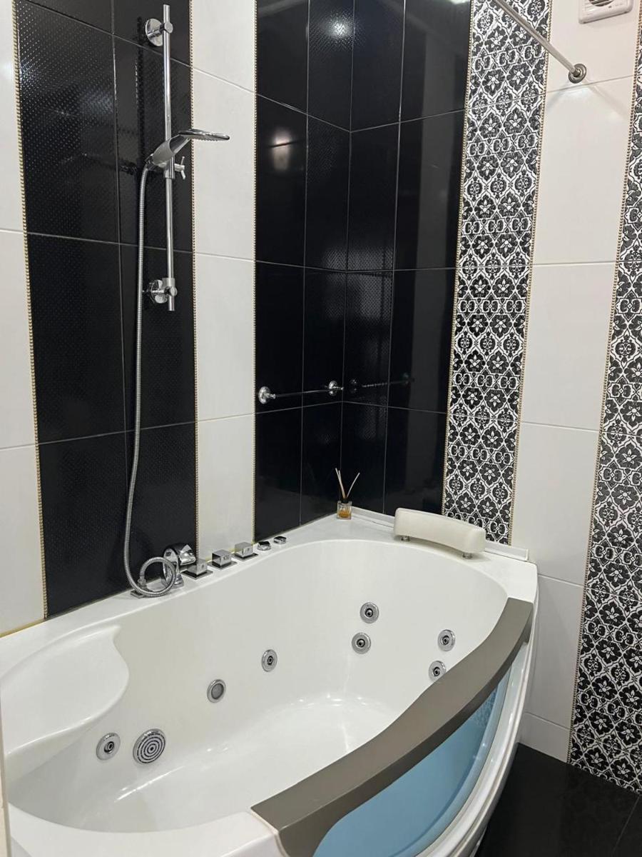 Home in Center with jacuzzi - Housity