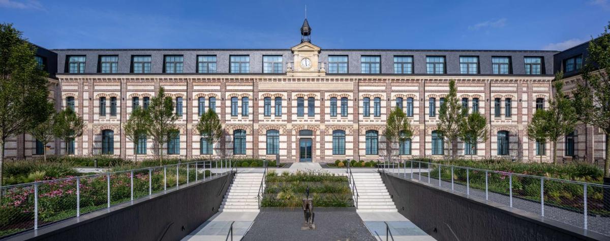 un grand bâtiment avec une tour d'horloge à son sommet dans l'établissement Hyatt Place Rouen, à Rouen