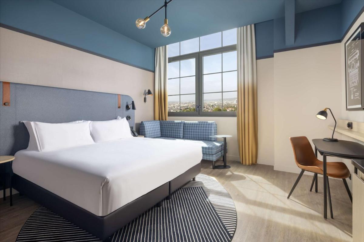 une chambre d'hôtel avec un lit et un bureau dans l'établissement Hyatt Place Rouen, à Rouen