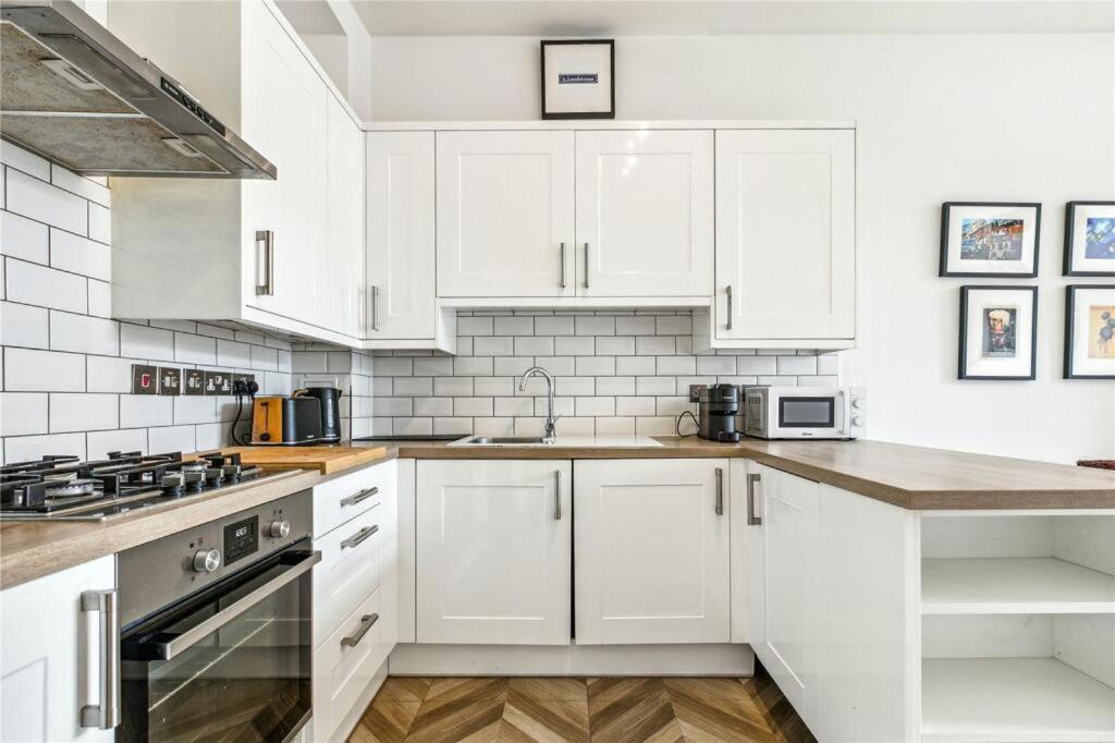 Charming 1 bedroom flat with parking in Brentford - Housity