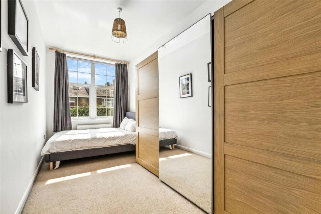 Charming 1 bedroom flat with parking in Brentford - Housity