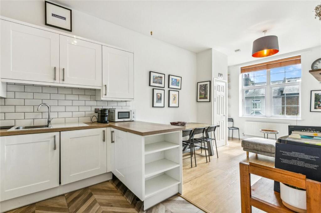Charming 1 bedroom flat with parking in Brentford - Housity