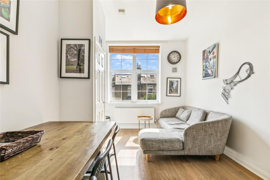 Charming 1 bedroom flat with parking in Brentford - Housity