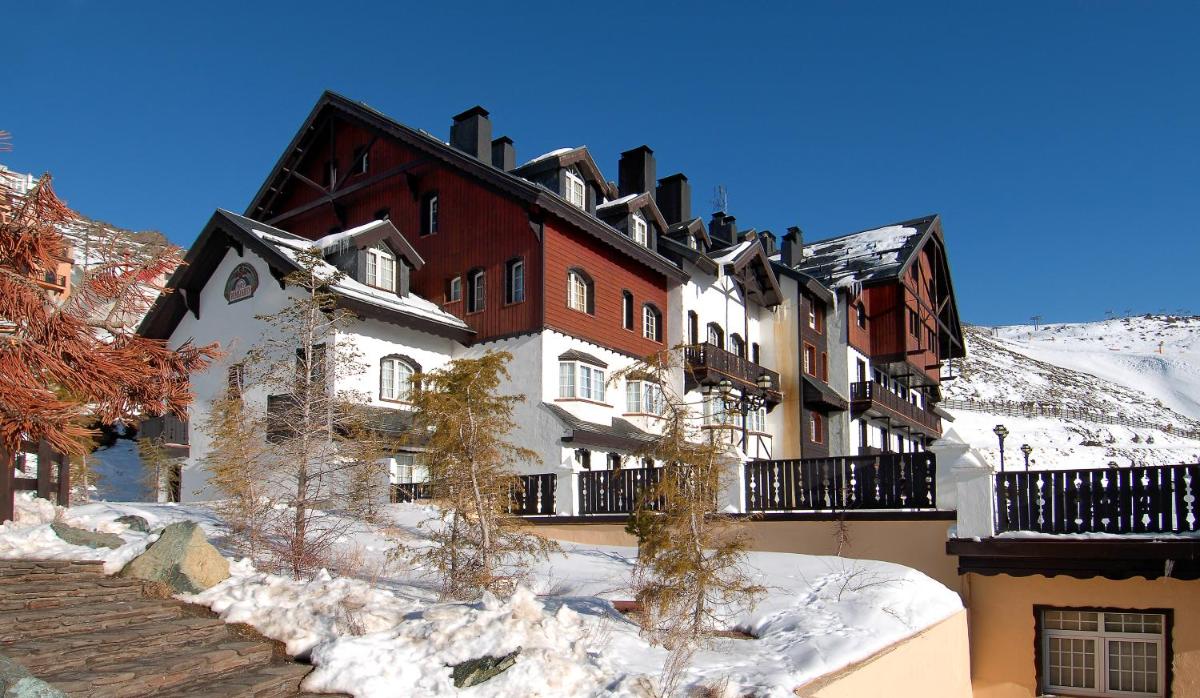 un gran edificio con nieve en el suelo en Vincci Selección Rumaykiyya, en Sierra Nevada