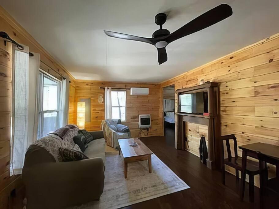 Cameron's Cottage at The Lake - Housity