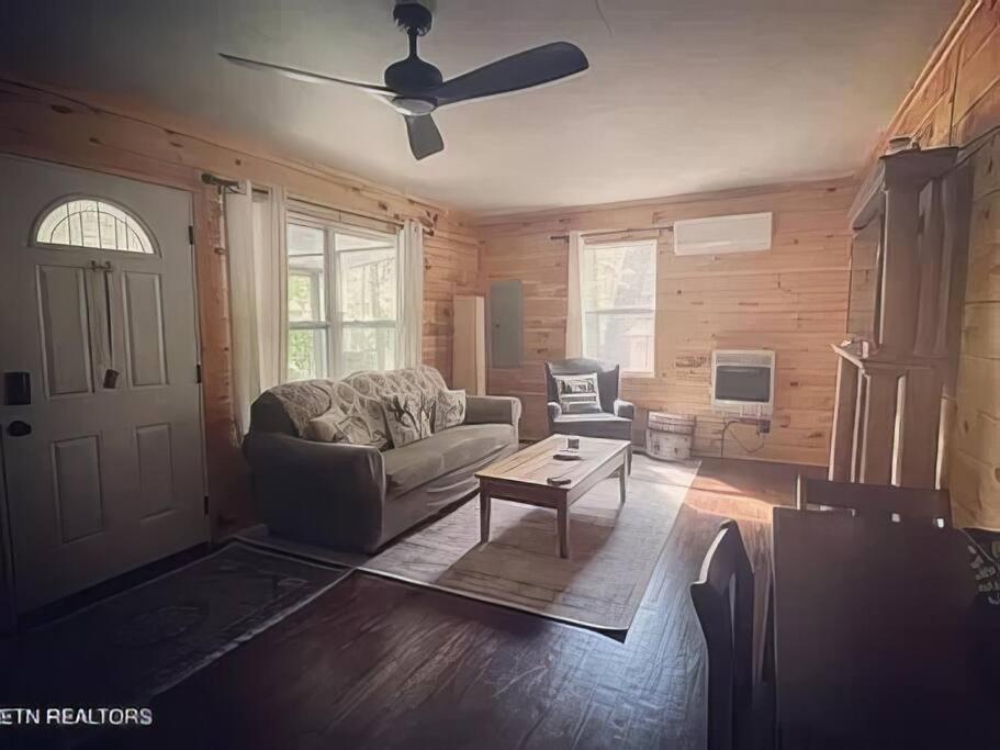 Cameron's Cottage at The Lake - Housity