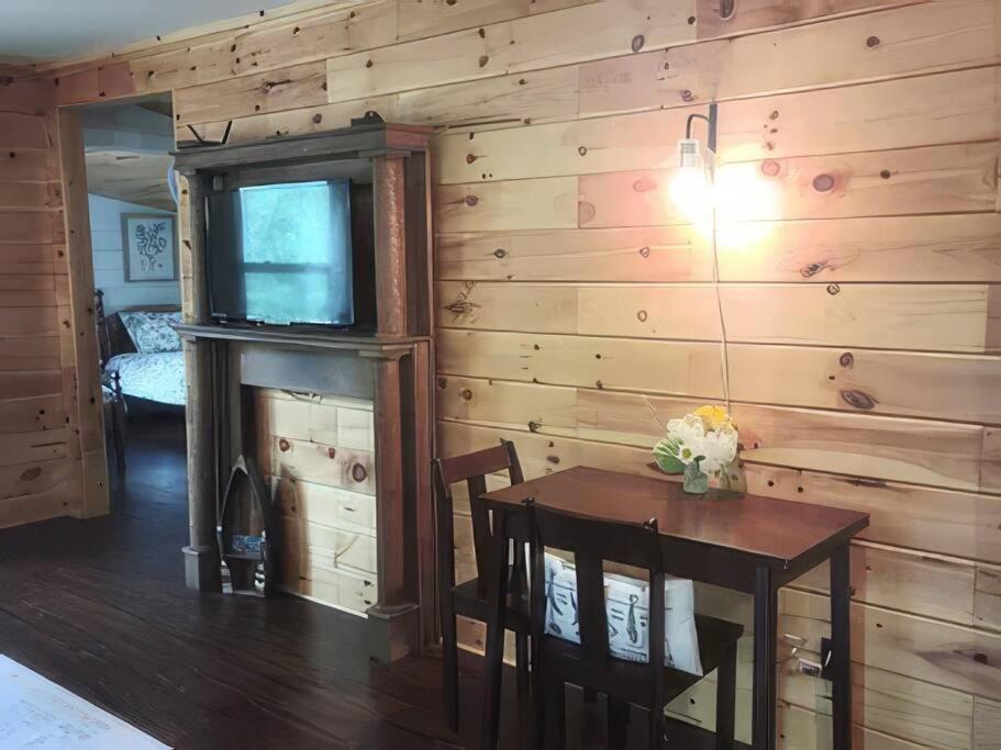 Cameron's Cottage at The Lake - Housity