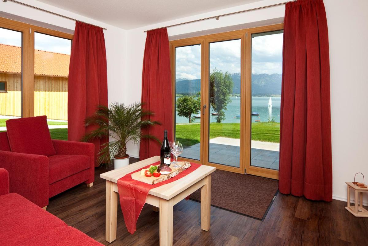 Ein Sitzbereich in der Unterkunft Seehotel und Appartements Schnöller