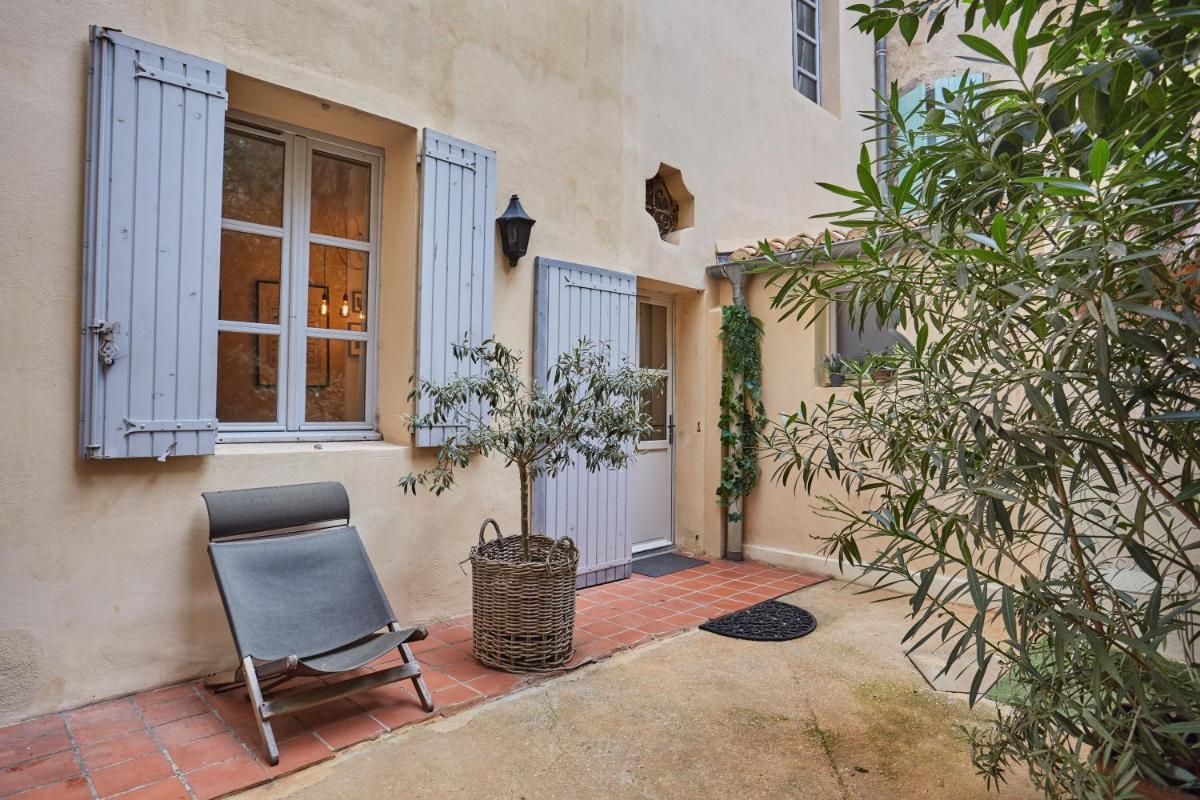 Appart Aix sauna jacuzzi balneo spa privatifs hyper centre historique cour intérieur - Housity