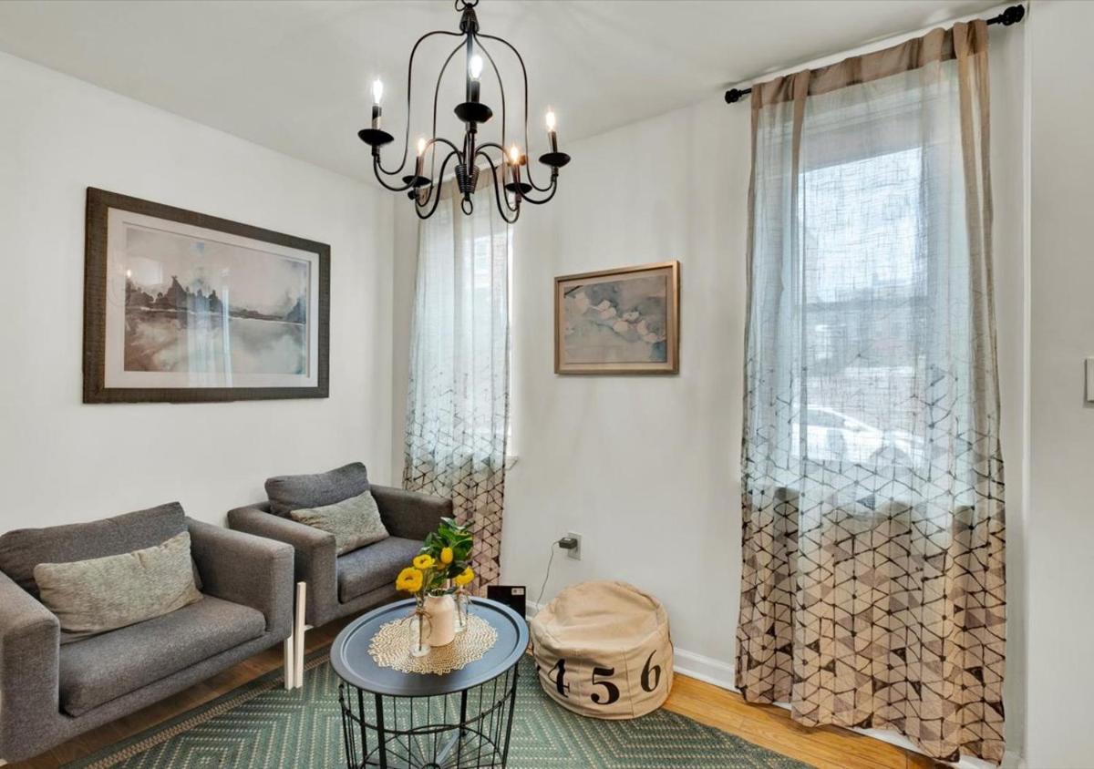 2 Miles From Rocky Statue - Housity