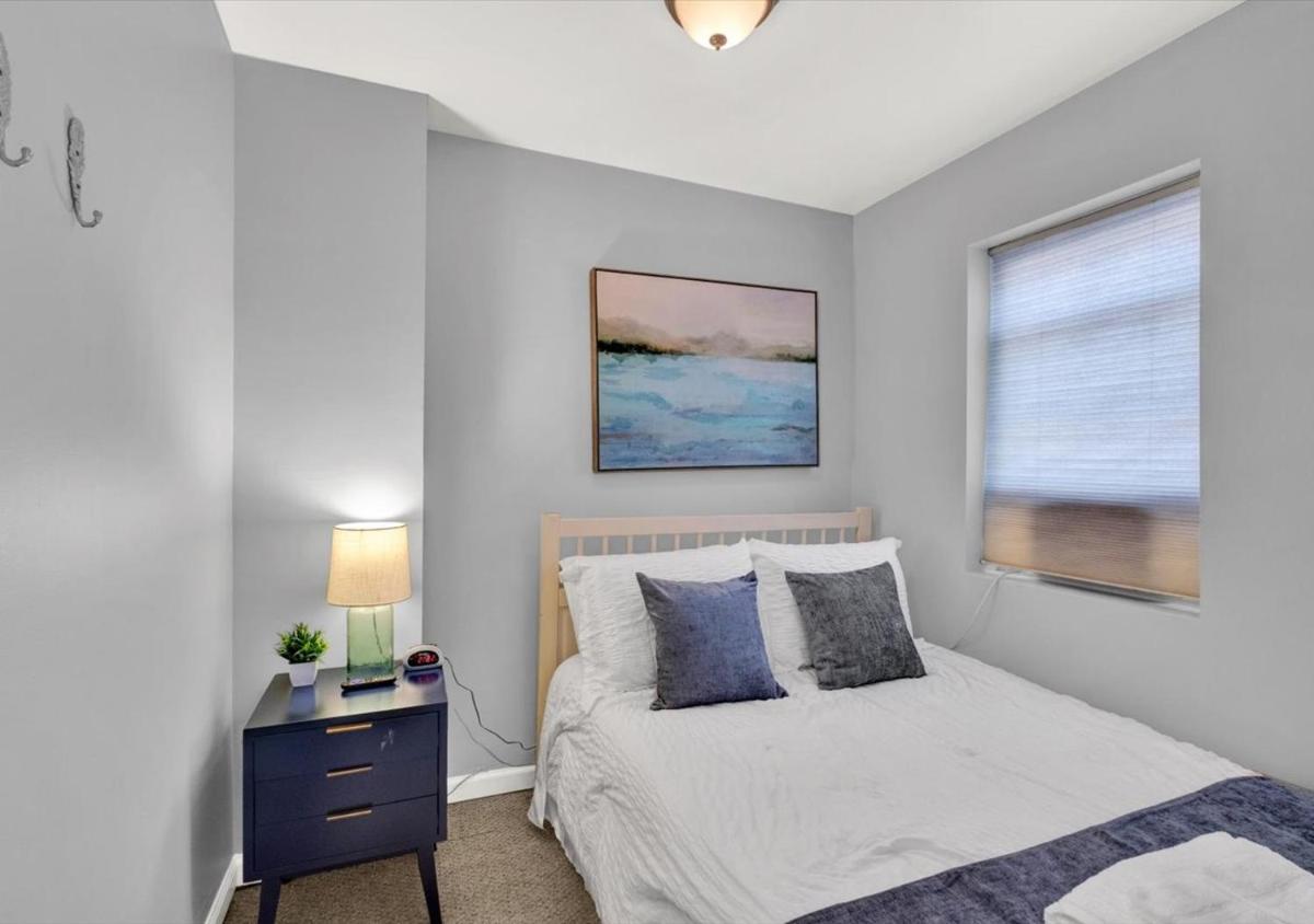 2 Miles From Rocky Statue - Housity