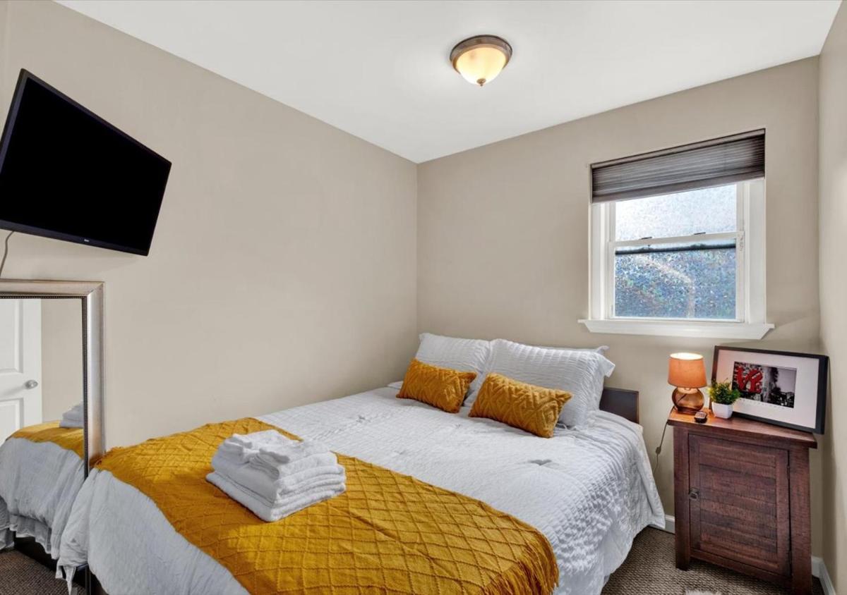 2 Miles From Rocky Statue - Housity