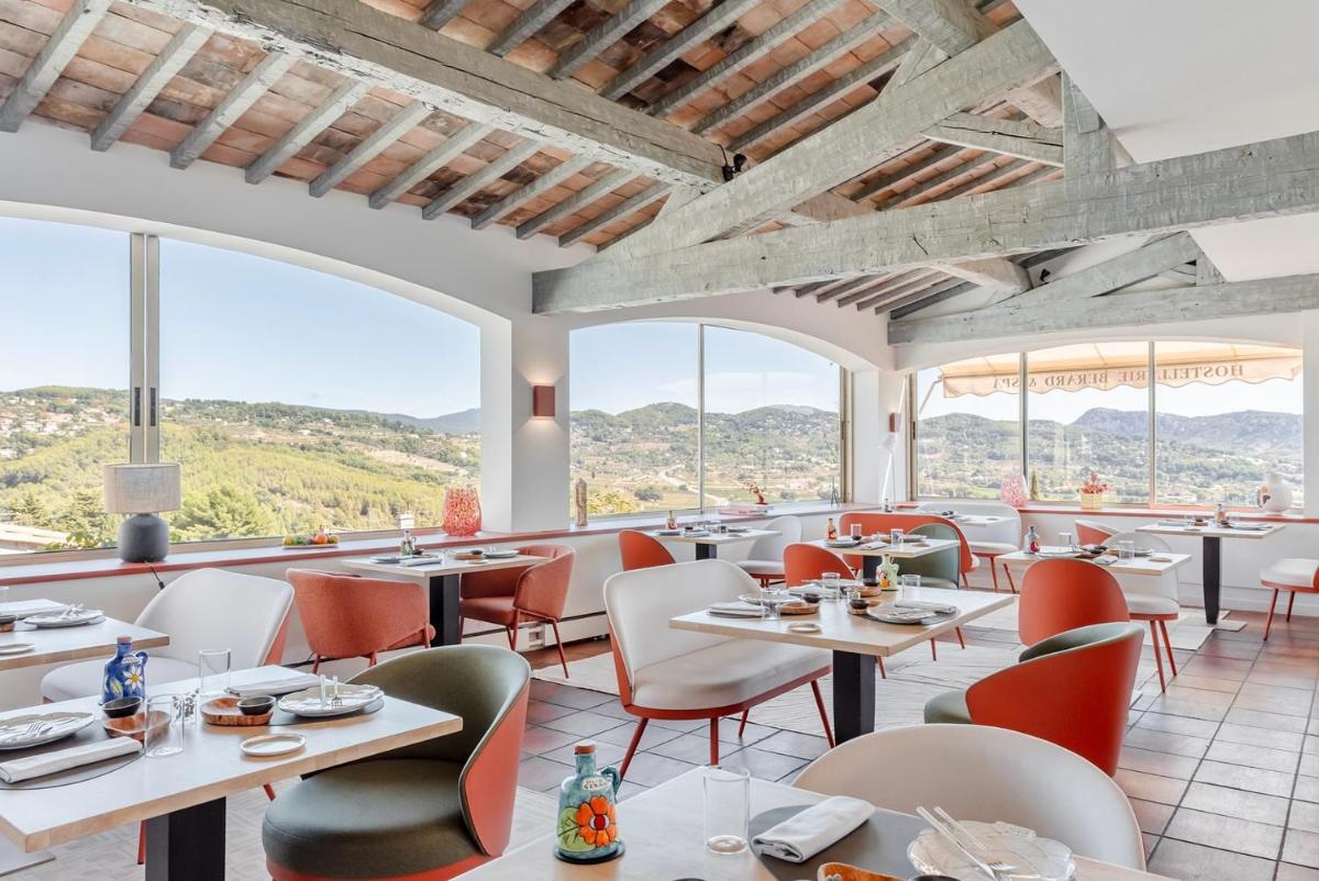 un restaurant avec des tables, des chaises et des fenêtres dans l'établissement Maison Bérard Hôtel - Restaurant - Spa, à La Cadière-dʼAzur