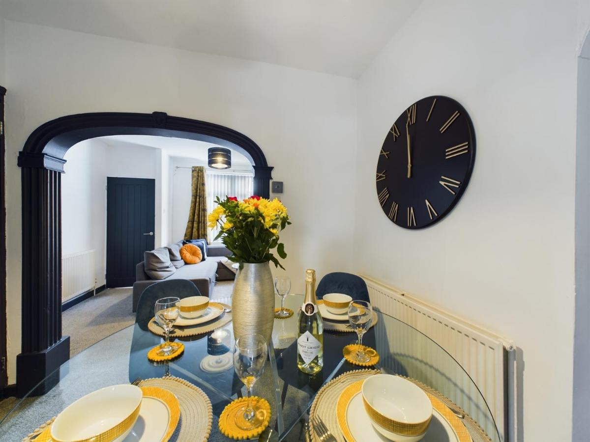 Charming Apartments - Cosy Retreat - short drive to city centre - Free parking - Housity