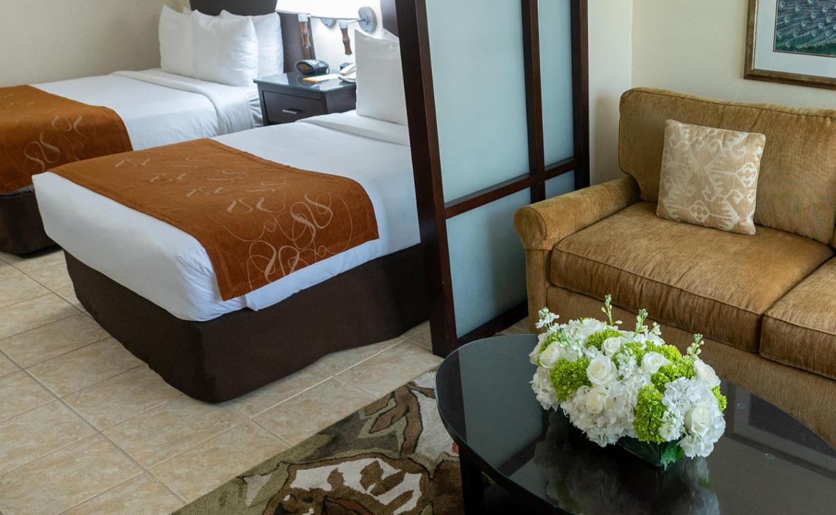 Comfort Suites Paradise Island - Housity