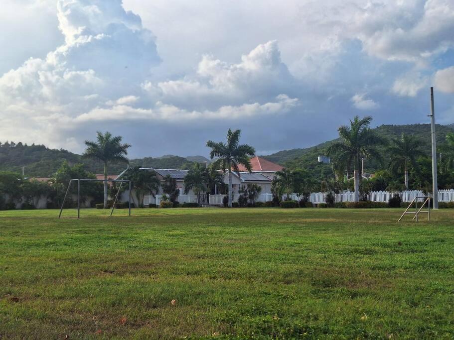 Roxi's Serene Getaway - Housity