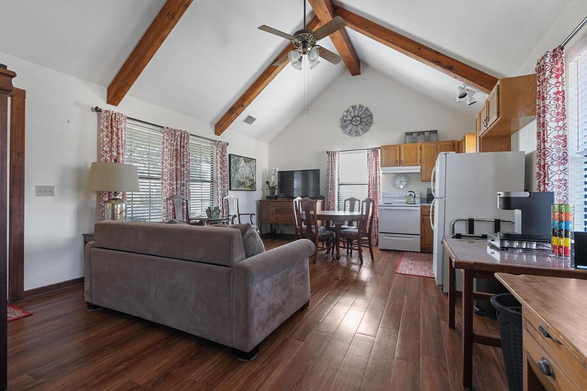 Cottage at Twin Oaks - Housity