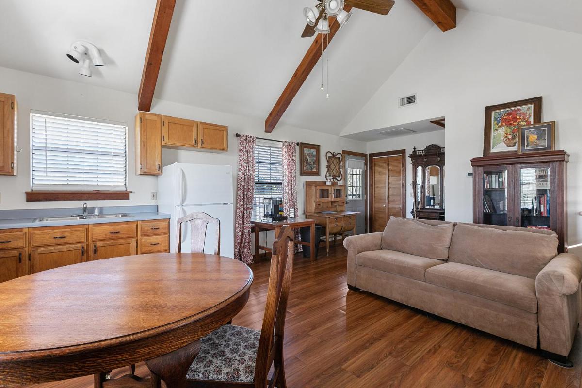 Cottage at Twin Oaks - Housity