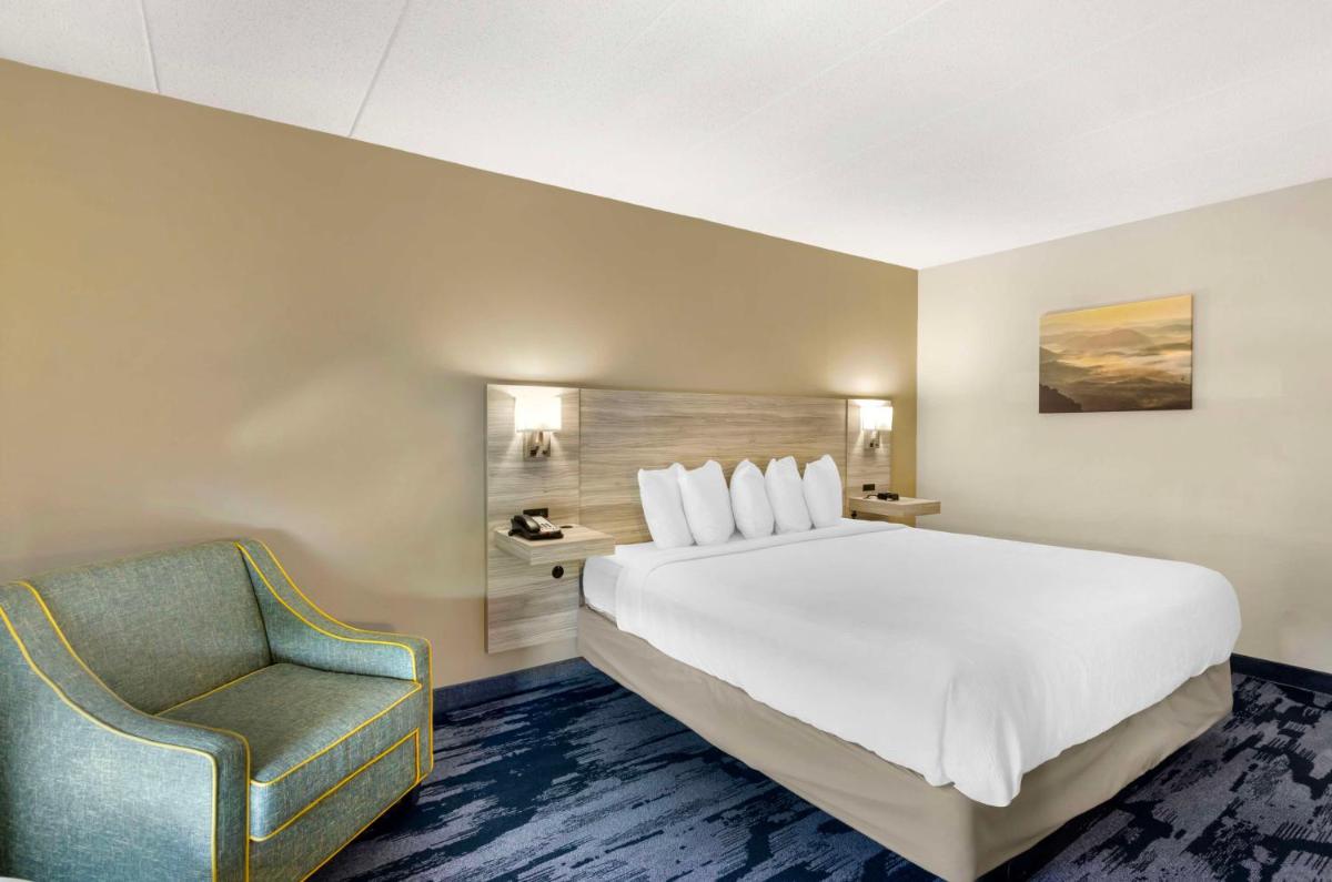 Best Western Plus Beckley Inn - Housity