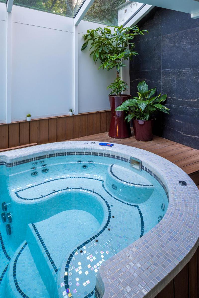 Piscine de l'établissement Hôtel Villa La Florangerie - SPA & Piscine ou située à proximité