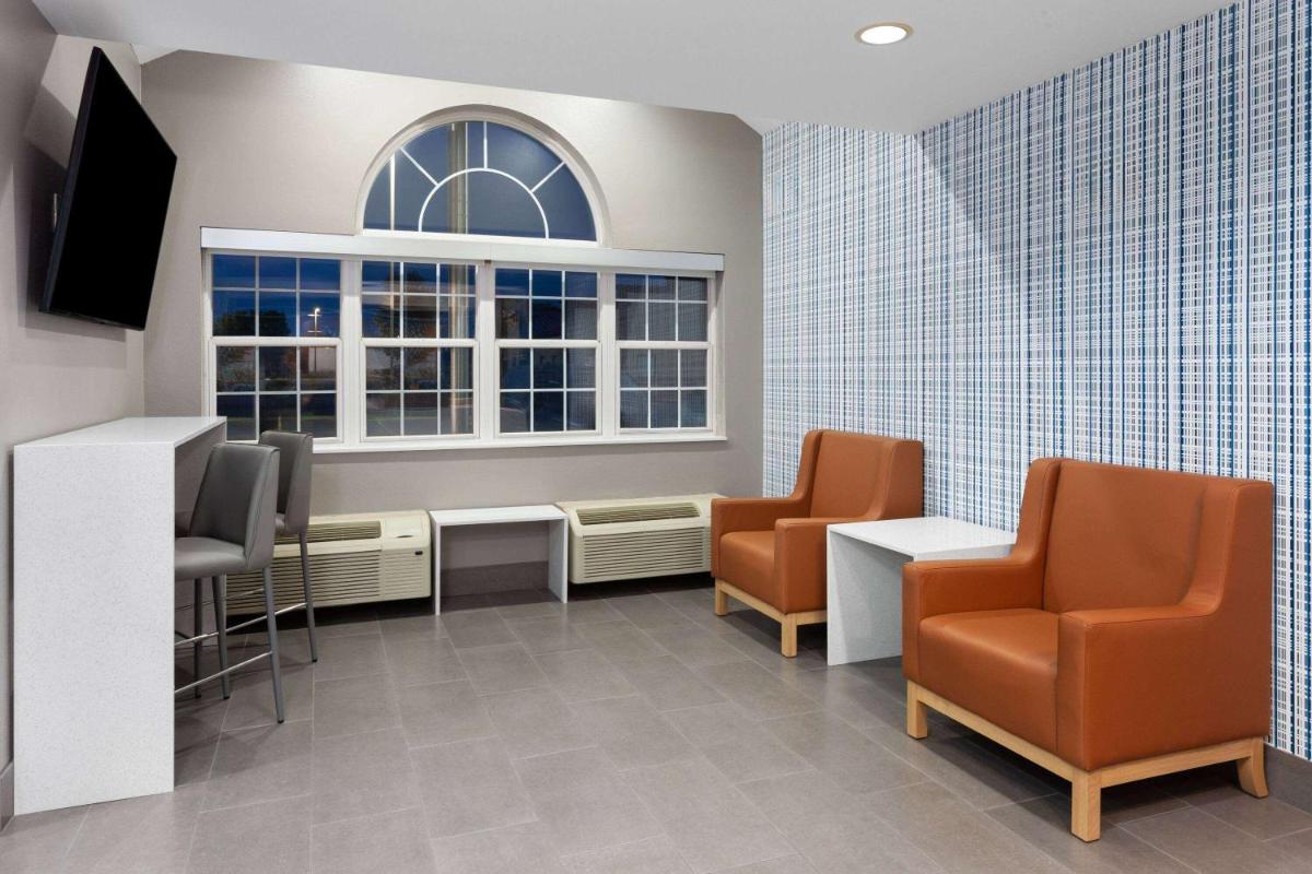 Microtel Inn by Wyndham Janesville - Housity