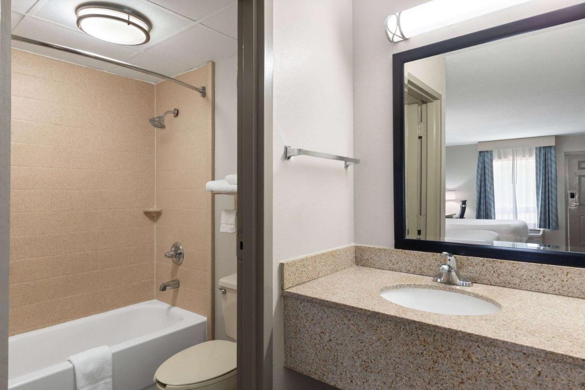 Days Inn by Wyndham Clarksville North EXIT 4 - Housity