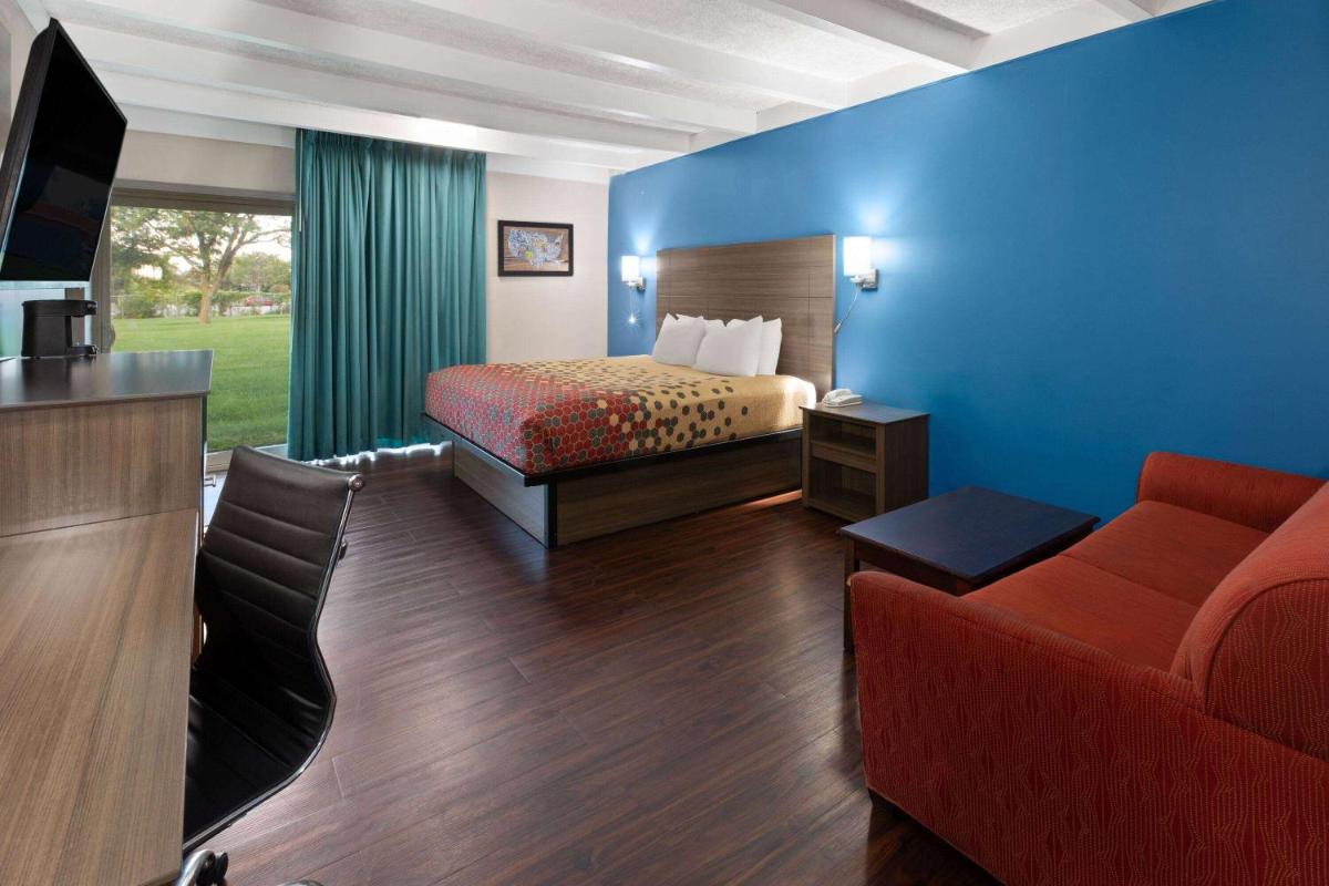 Baymont by Wyndham Bay City - Housity