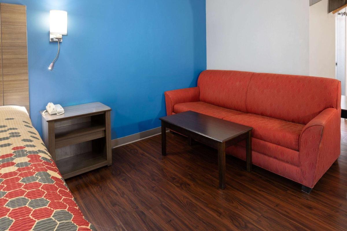 Baymont by Wyndham Bay City - Housity