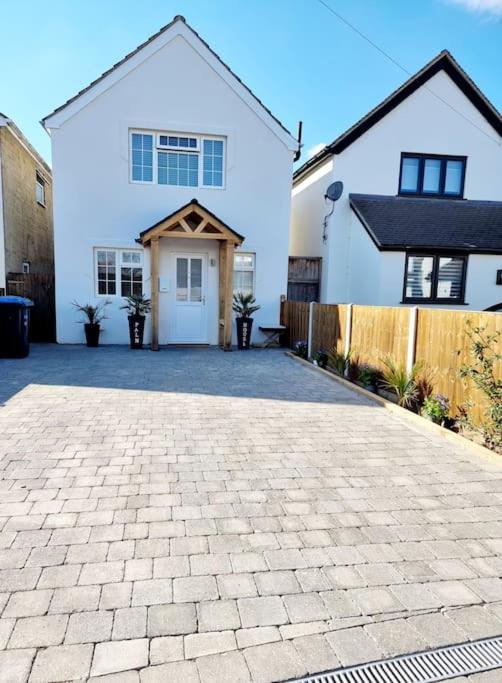 Detached House Work Holiday Relax Private Parking Nature 10miles away from Heathrow Airport - Housity