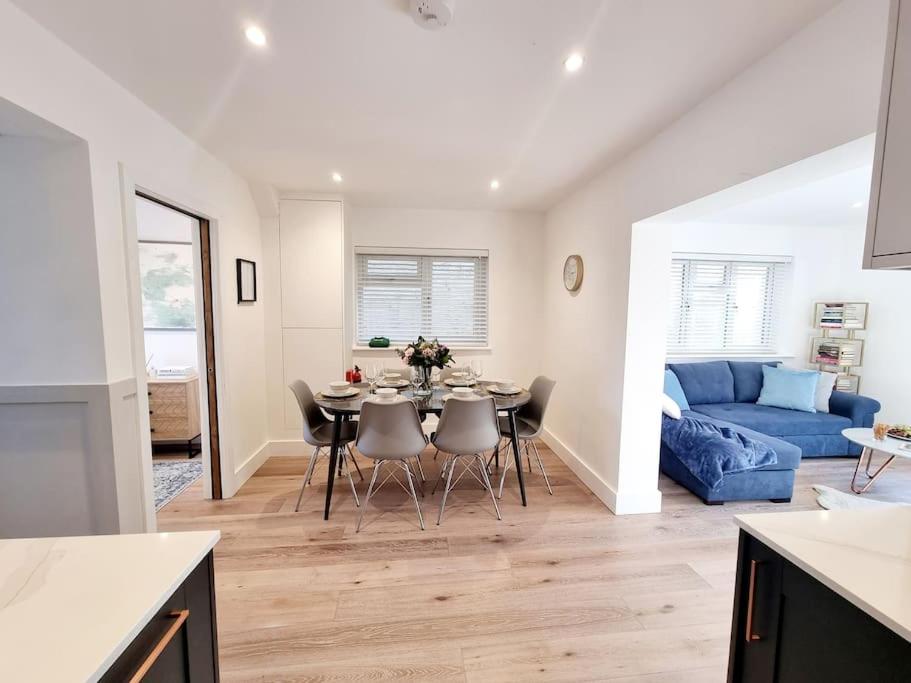 Detached House Work Holiday Relax Private Parking Nature 10miles away from Heathrow Airport - Housity