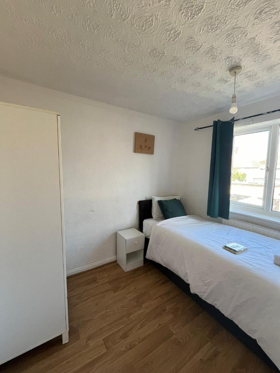 Beautiful and Comfortable 3 or 4 bedroom house in Tilbury - Housity