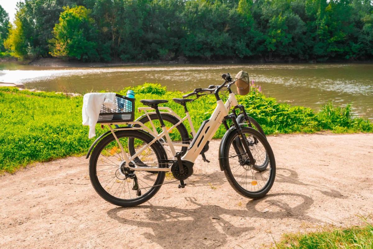 Vélo sur le terrain de l'établissement Château De Noirieux ou dans les environs