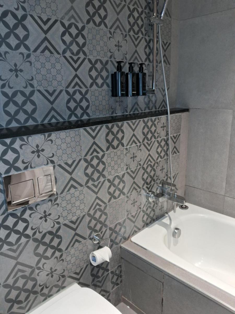 Suitetrails - Astra Luxury Rooms and Cafe