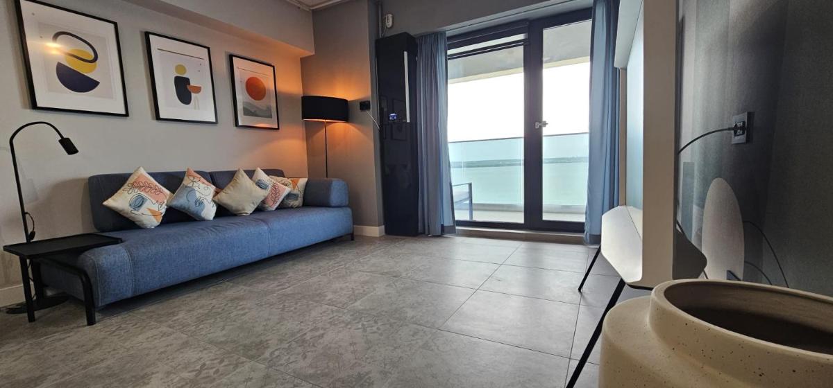 Serenity Lake View Panoramic Suite ApartHotel Top Floor - Housity