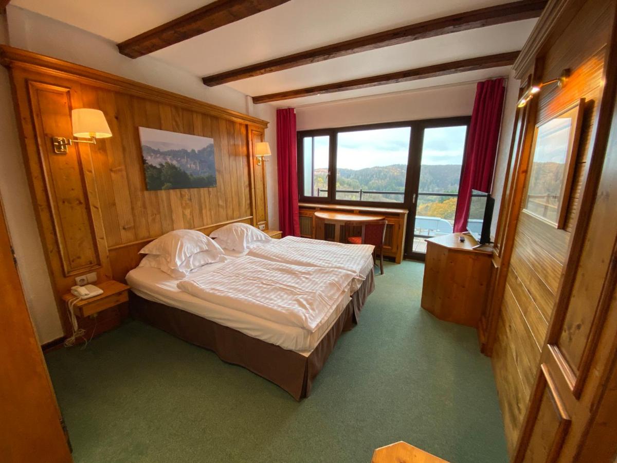 Logis Hôtel-Restaurant Aux Trois Roses - Housity