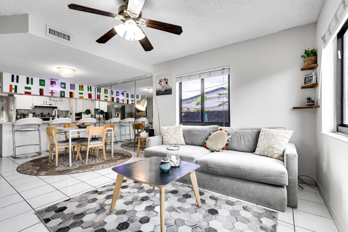 New 2Bedroom 2Bath House with Private Backyard & Jacuzzi - Housity