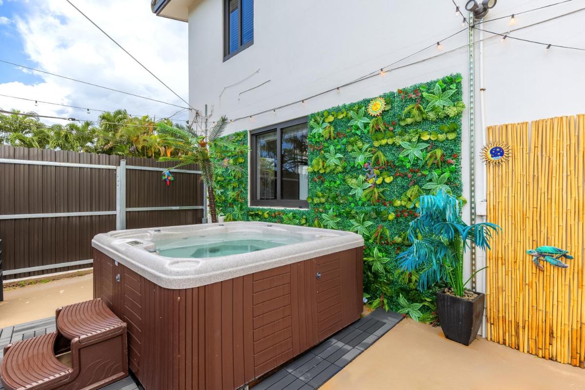 New 2Bedroom 2Bath House with Private Backyard & Jacuzzi - Housity