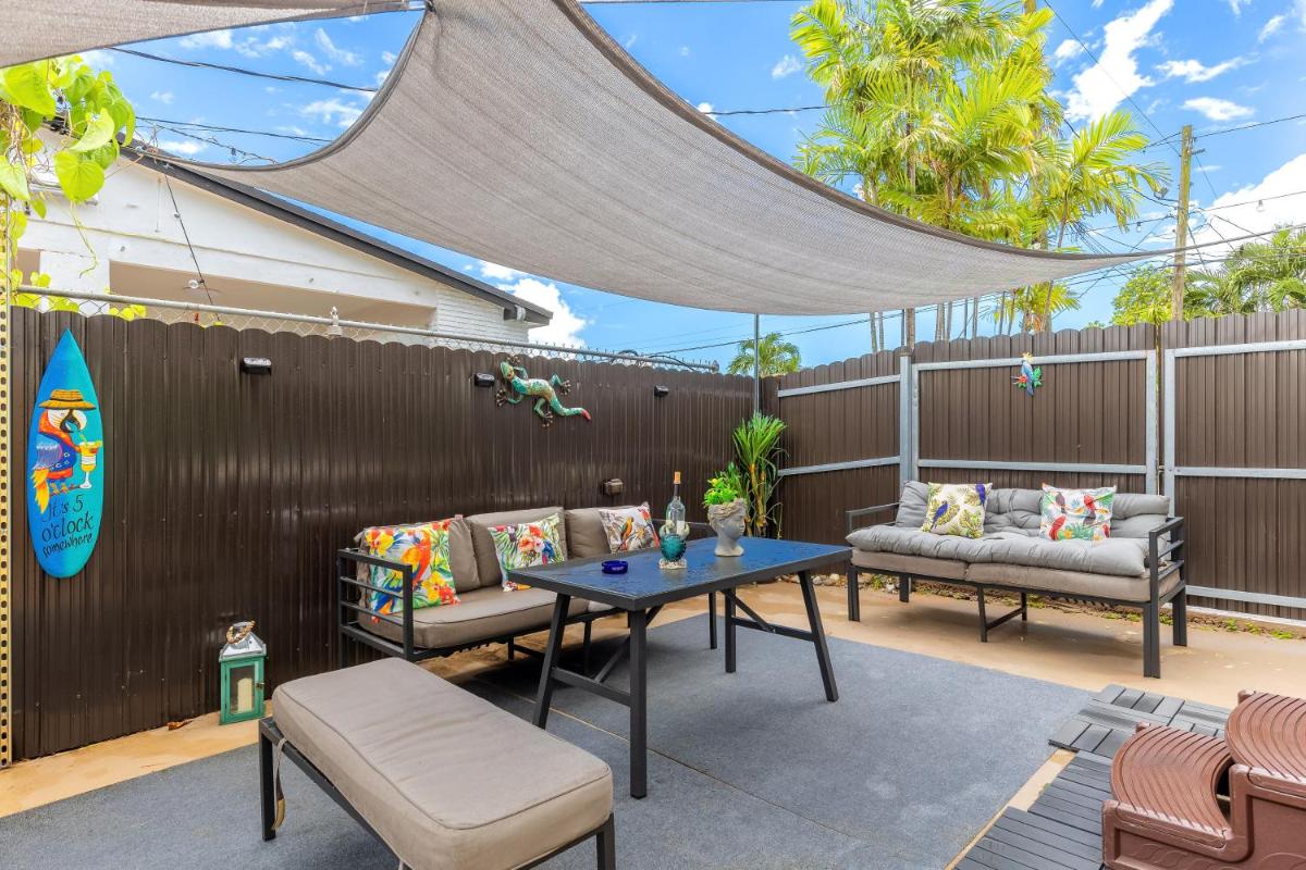 New 2Bedroom 2Bath House with Private Backyard & Jacuzzi - Housity