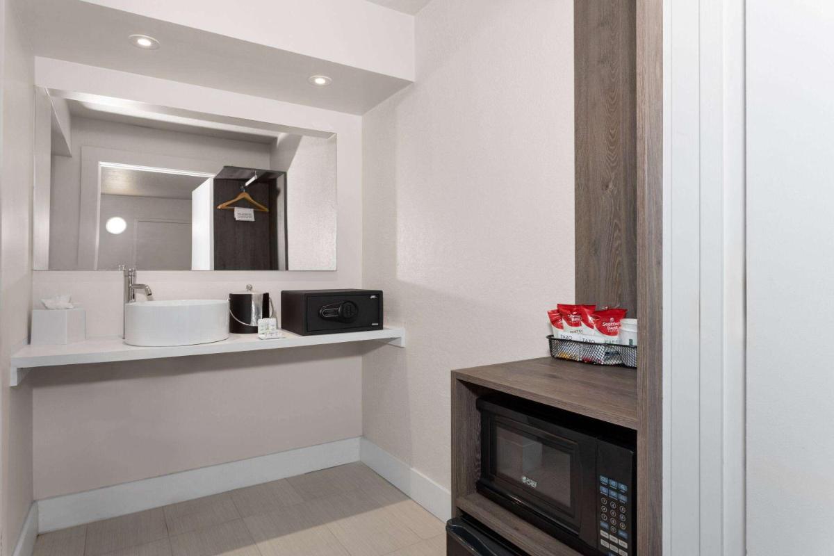 Developer Inn Express Fundamental, a Travelodge by Wyndham - Housity