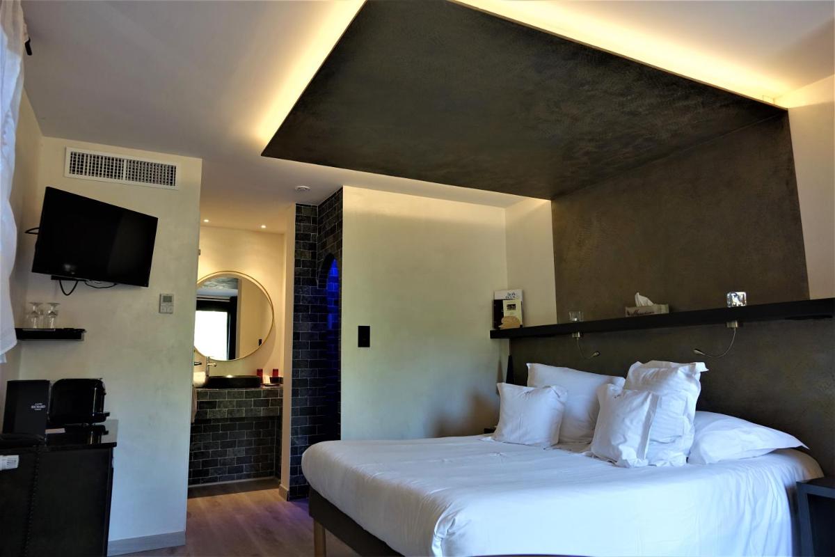 Un ou plusieurs lits dans un hébergement de l'établissement Domaine du Haut Jardin Hôtel & Chalets Spa Privé