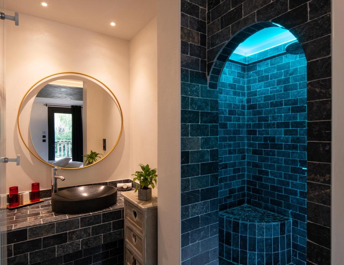 Salle de bains dans l'établissement Domaine du Haut Jardin Hôtel & Chalets Spa Privé
